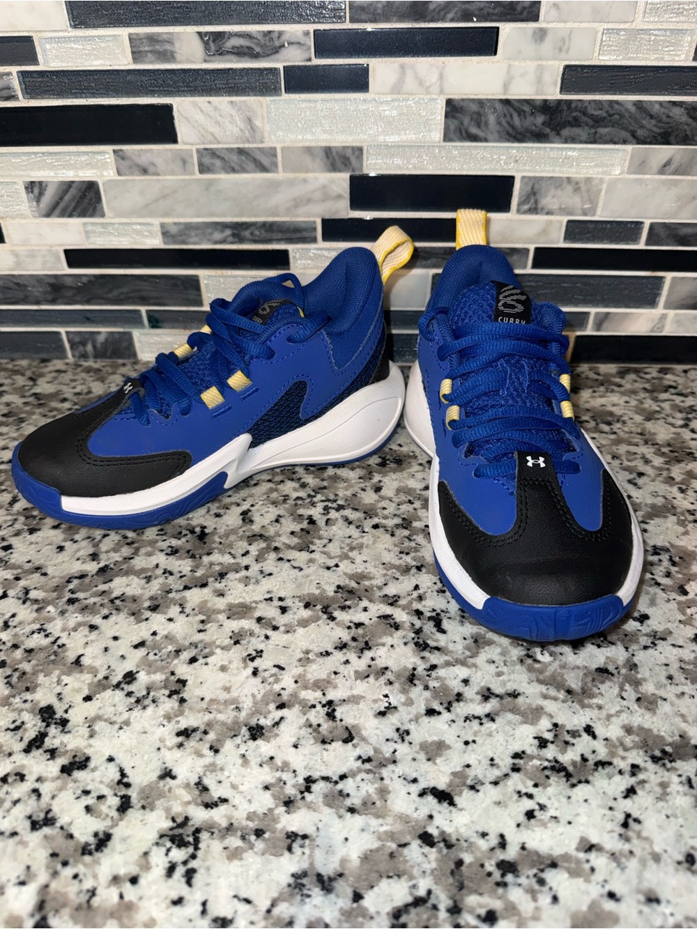KIDS' UNDER ARMOUR BIG KID CURRY 3Z 25 BASKETBALL SHOES